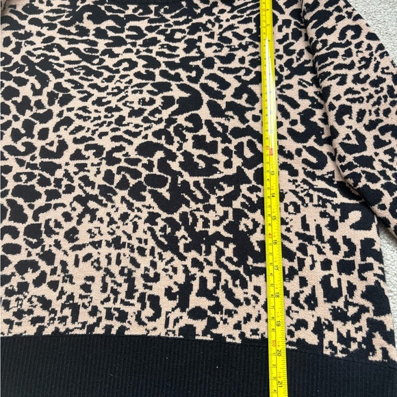 Tahari Women's Leopard Animal Print Turtleneck Sweater Size (M) Beige And Black - Picture 4 of 12